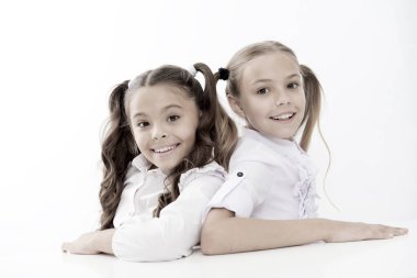 Tek kelimeyle güzel. Neşeli, zeki liseli kızlar. Beyazlar içinde mutlu liseli kızlar. Okul üniforması içinde gülümseyen küçük okul kızları. Uzun at kuyruklu ve alımlı sevimli okul kızları.