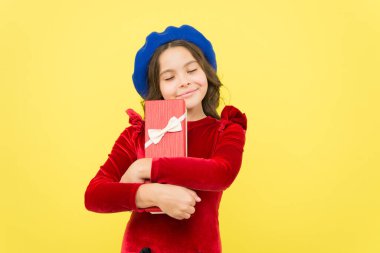 Neşeli çocuk, pazartesileri başarılı bir alışveriş sonrası hediye kutusu alıyor.