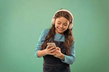 Oyun oynayın. Üyelik kanalı. Kız çocuk müzik dinler modern kulaklıklar ve akıllı telefon. Bedavaya dinle. Müzik konseptinin tadını çıkar Müzik uygulaması. Bedavaya en iyi müzik uygulamaları. Mükemmel sesin tadını çıkar
