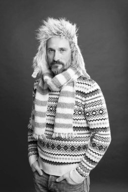 Kendinden emin ve çekici. Kendine güvenen kırmızı arka plan. Olgun adam kendine güvenini gösterir. Moda modelinin kendine güveni tam. Kıyafetlerine güveniyordu.