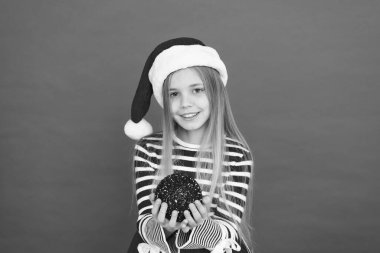 Noel eğlencesi. Noel Baba çocuk dekoratif ağaç topu. Noel tatili için mutlu hissediyorum. Noel alışverişi zamanı. Yeni yılı kutlamaya hazır. Yaratıcılığı ev dekorasyonuna getir. Şenlik havası. Dekoratör