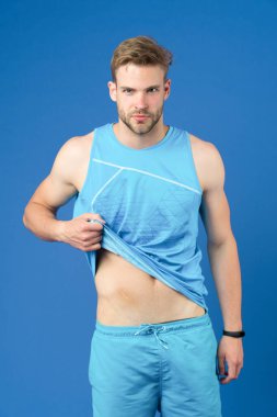 Yara izleri süsler, dostum. Yakışıklı, traşsız, apandisit ameliyatı sonrası yara izi olan bir adam. Yara izi yok etme konsepti. Sporcunun göbeğinde yara izi var. Lazer çıkarma ve kozmetoloji prosedürü