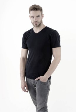 Ciddi görünümlü sakallı bir adam beyaz üzerinde izole edilmiş. Maço el ele tutuşuyor. Moda tarzında bir adam. Erkekler için moda. Kara Cuma ve Satış. Havalı bir şekilde. Yakışıklı ve kendinden emin.