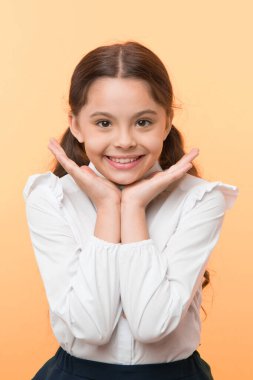 Mükemmel gülümseme. Mutlu kız mükemmel gülüşünü gösteriyor. Sarı arka plan. Liseli kız okula dönmek için sabırsızlanıyor. Eylülde bekliyor. Öğrenci okula döndüğü için heyecanlı.