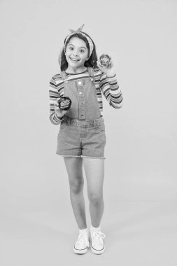 Sağlıklı yemek sağlıklı hayattır. Çocuk kek seviyor. Lezzetli iştah açıcı kek. Glütensiz yemek tarifi. Kafe ev yapımı yemek. Mutlu çocukluk. Yazlık çocuk. Tatlı düşkünü çocuk. Küçük kız kek yiyor.