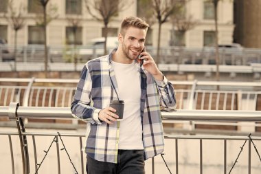 İş adamları ofis çalışanı akıllı telefondan konuşuyor. Telefonda bir fincan kahveyle konuşmak. Öğrencinin kahve molası var. Kahve zamanı ve yaz tatili. Boş zaman. iletişim ve insanlar kavramı