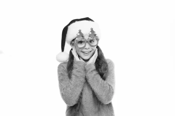 Ευτυχισμένος για το νέο έτος. Χριστουγεννιάτικες διακοπές. Μικρό κορίτσι με καπέλο Άι Βασίλη. Ευτυχισμένο παιδί χριστουγεννιάτικο δέντρο eyewear αξεσουάρ περίπτερο στηρίγματα. Διασκεδάζω. Μικρέ Άγιε Βασίλη. Χριστουγεννιάτικη εκδήλωση και διασκέδαση. Συναισθηματικό παιδί — Φωτογραφία Αρχείου