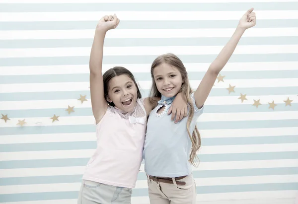 Gelukkige jeugd. Gelukkige jeugd van kleine meisjes met opgeheven handen. kleine meisjes glimlachen. — Stockfoto