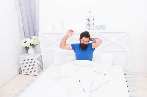 Brutal skäggig kille har huvudvärk tidigt på morgonen när han ligger i sängen, sjukvård — Stockfoto