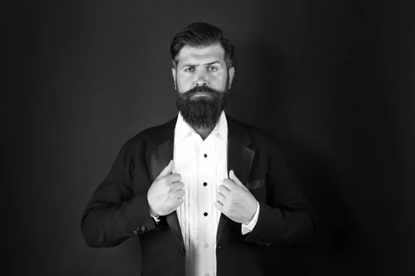 Parece bom não tem que ter muito esforço. Homem bem preparado com barba no casaco de fato. Moda masculina e estética. Roupa formal de homem de negócios. Estética estilo clássico. Estética masculina — Fotografia de Stock