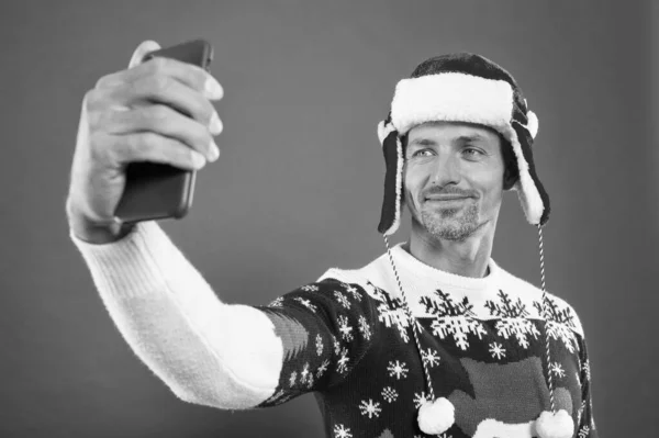 Parti özçekimi için en iyi telefon. Noel Baba cep telefonuyla video görüşmesi yapıyor. Sakallı adam tatil yayınları için telefon kamerası kullanıyor. Tatil sezonunda gezmeye devam et. Mutlu yıllar. Yılbaşı telefonu mesajı — Stok fotoğraf