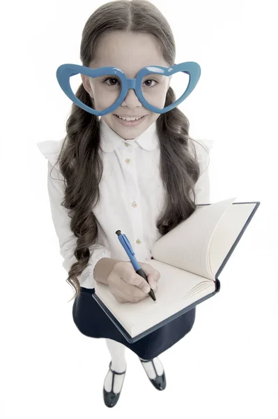 Schoolgirl сердце форме очки изолированы белый фон. Детская одежда школьной формы держит блокнот и письмо. Умный парень в школьной форме улыбается. Создание концепции уведомлений — стоковое фото
