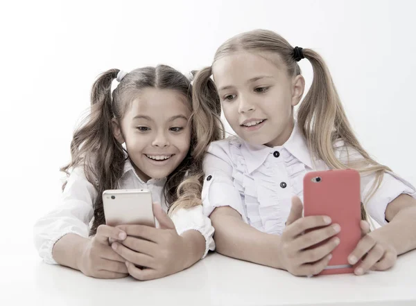 Edukacja online dla dzieci cyfrowych o szczęśliwych twarzach. edukacja online. szczęśliwe dziecko z urządzeniami cyfrowymi - smartfony. Żyjemy w erze cyfrowej. — Zdjęcie stockowe