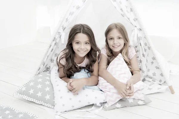 Hermanas o mejores amigos pasar tiempo juntos yacen en casa tipi. Chicas divirtiéndose casa tipi. Ocio femenino. Las hermanas comparten chismes divirtiéndose en casa. Fiesta de pijamas para niños. Acogedor lugar tipi casa —  Fotos de Stock