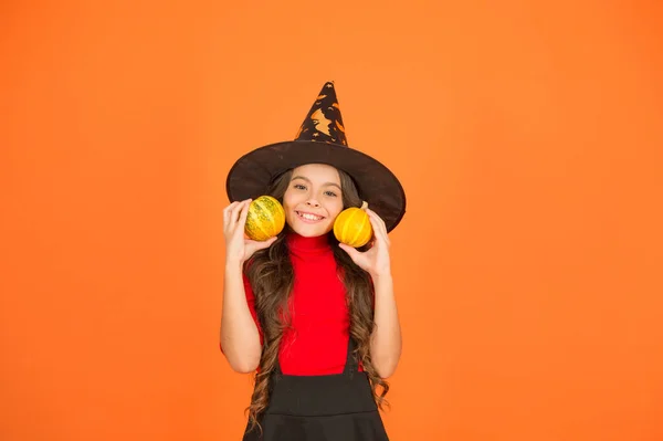 Menina feliz no Halloween desgaste bruxa carnaval traje interior segurando abóbora, festa de Halloween — Fotografia de Stock