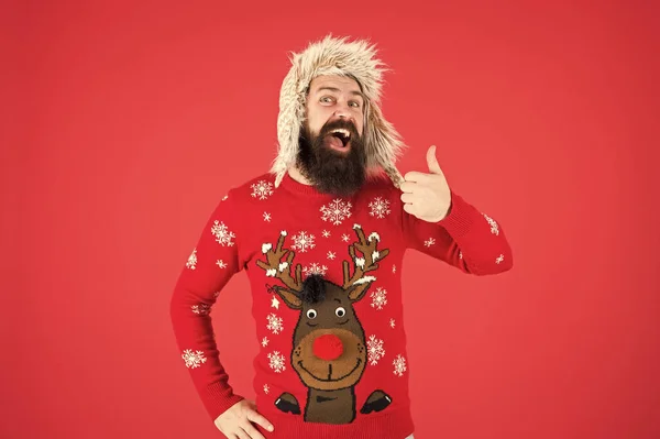 寒い天気が好き。新年明けましておめでとう。パーティーに参加。冬服だ。クリスマスセーター。陽気なヒップスター髭の男はクリスマスジャンパーと帽子を着用してください。クリスマスの伝統。クリスマスの精神と雰囲気 — ストック写真
