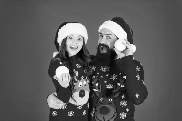 Siamo una famiglia. divertimento vacanza in famiglia. piccola ragazza e papà sfondo rosso. Buon Natale a tutti. Saluto la tradizione natalizia. famiglia felice giocare palle di neve in inverno. padre e figlia festeggiano il nuovo anno — Foto Stock