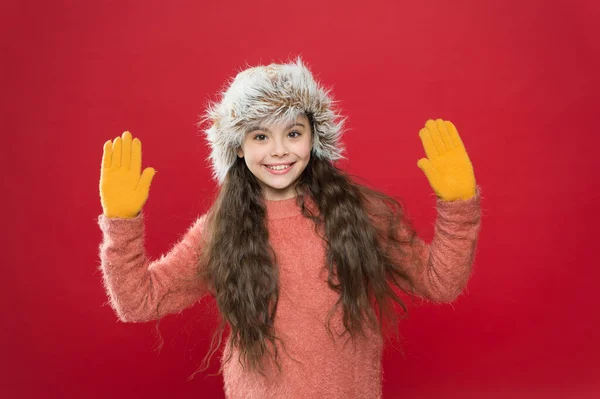 Весела дитина в зручному теплому одязі для холодного прогнозу погоди на зимові різдвяні канікули та відпустки, дитинство — стокове фото