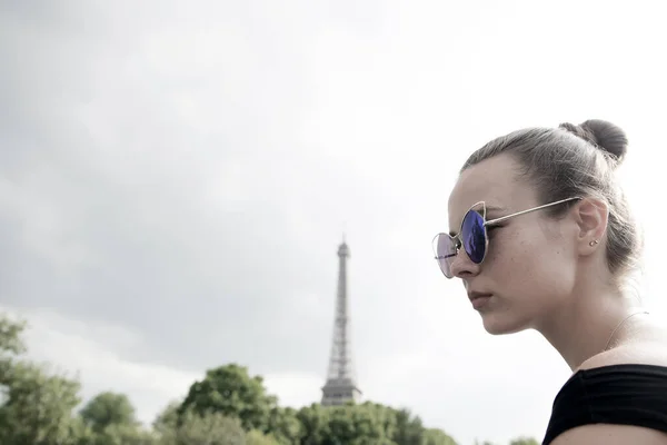 Chica mirando la torre eiffel en Paris, Francia — Foto de Stock