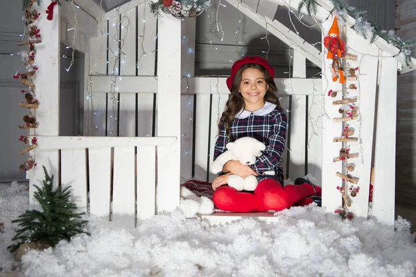 Feliz niño celebrando las vacaciones de año nuevo en la casa de Navidad decorada y esperando a santa, Navidad — Foto de Stock