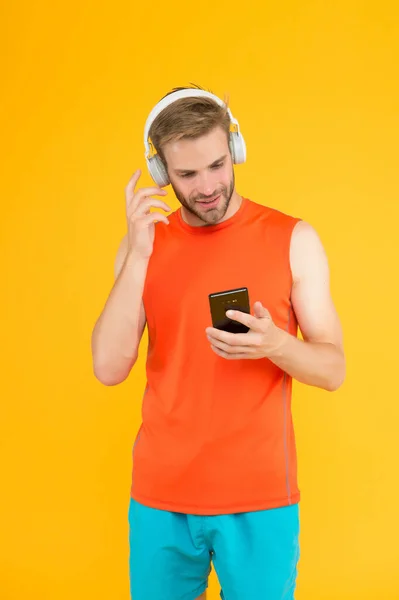 스 포오 츠 를 하는 행복 한 청년은 운동, 성탄절등을 하면서 전화 극본 음악을 듣는다 — 스톡 사진