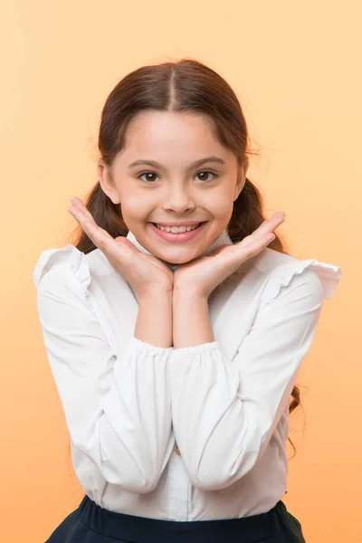 Sorriso perfeito. Menina feliz demonstra seu sorriso perfeito fundo amarelo. Estudante não pode esperar para voltar para a escola. À espera de Setembro. Aluno animado sobre voltar para a escola — Fotografia de Stock