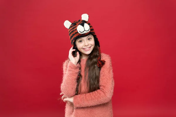 Niño feliz en ropa de invierno caliente de punto suéter y sombrero de oreja listo para la actividad de vacaciones, moda de invierno — Foto de Stock