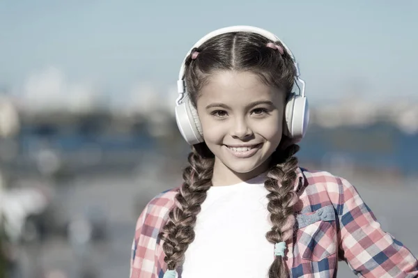 Ti piace la felicita '. Bambino felice indossare le cuffie. Ragazzina felice. Bambina ascoltare musica all'aperto. Piccolo appassionato di musica. La musica è la mia vita — Foto Stock