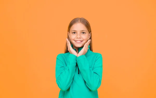 Entzückende Mädchen schönes Gesicht. Childrens Shop Store Mall. Waren für Jugendliche. Erziehung und Bildung. Kleines Mädchen. Kleines Kind auf gelbem Hintergrund. Betreuungskonzept. Preteen Mädchen lächelnden Ausdruck — Stockfoto