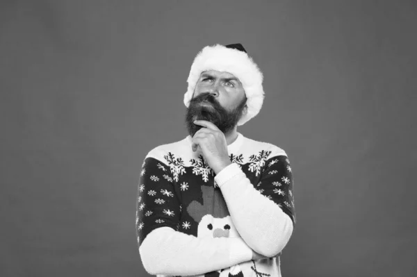 Peki ya... Hippi sakallı adam kışlık kazak ve şapka giyer. Mutlu yıllar. Kış planı. Düşünceli bir yüz ifadesi. Zor bir karar. Karar verme. Noel dileği tut. Hayat değiştiren karar — Stok fotoğraf