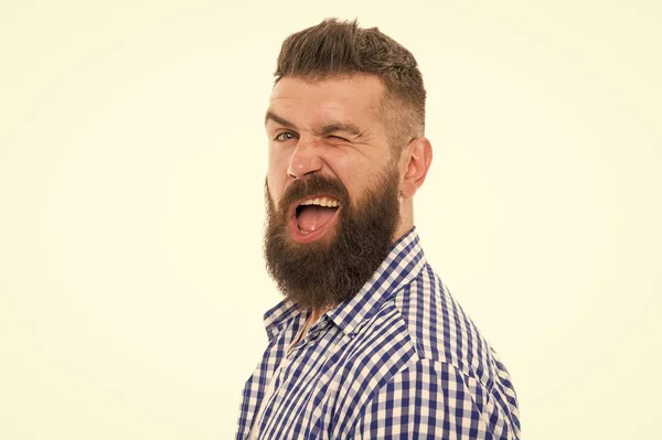 Hipster com bigode e barba expressão facial feliz. Conceito de felicidade. Saúde psicológica. Um tipo emotivo feliz. Intelecto emocional. Homem feliz no fundo branco. Homem barbudo sorrindo — Fotografia de Stock