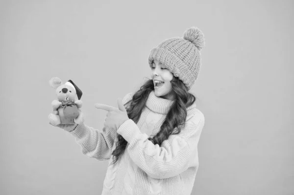 Mira esto. chica feliz señalando juguete de Navidad. Un niño pequeño con ropa de abrigo tiene un regalo. Felices vacaciones. temporada de invierno felicidad. Celebremos la Navidad. Año Nuevo está aquí. compras y preparación de Navidad — Foto de Stock