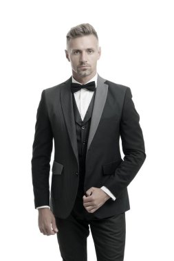 Özel durumlar için uygun. Zarif bir aksesuar. Terzi kıyafeti. Moda dükkanı. Kiralık kıyafet servisi. Zarif moda kıyafeti. Centilmen modern tarz. İyi giyimli yakışıklı adam smokin giyer. Moda kıyafetleri.