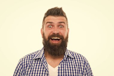 Ne güzel bir sürpriz. Kuaför salonundan sonra mutlu. Berber dükkanı müdürü. Berberden bıyık. Sakallı, olgun bir hippi. Modayı belirleyen beyaz bıyıklı hippi. Bıyıklı ve sakallı