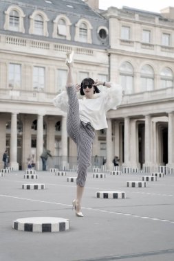 Paris, Fransa 'da bir kadın bacağını kırmış.