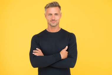 Kendine güvenen, bakımlı bir adam. Yakışıklı çapraz eller siyah giyer. Erkek modası ve güzellik. Adam şık ve modaya uygun görünüyor. Berber dükkanı konsepti. Saçlarına ve kıllarına dikkat et.