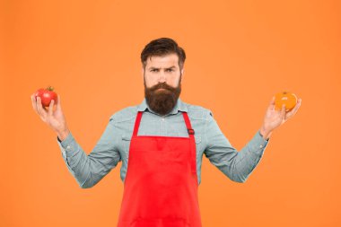 Daha fazla domates ye. Cilt sağlığı için yararlı. Domatesin sağlığa faydaları. sulu ve tatlı sebzeler. Önlüklü vahşi aşçı. Domatesli sakallı şef. diyet kanseri önler