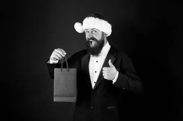 Різдвяна реклама. Щасливий менеджер віддає великий палець до торгової сумки. Рекламний святковий подарунок. Реклама на свята. Реклама. Святкове просування та маркетинг. Рекламний продукт, місце для копіювання — стокове фото