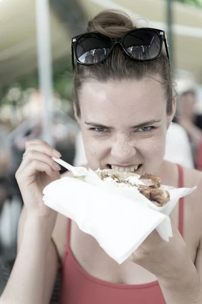 Šťastný preatty dívka nebo žena jíst sendvič gyros. — Stock fotografie