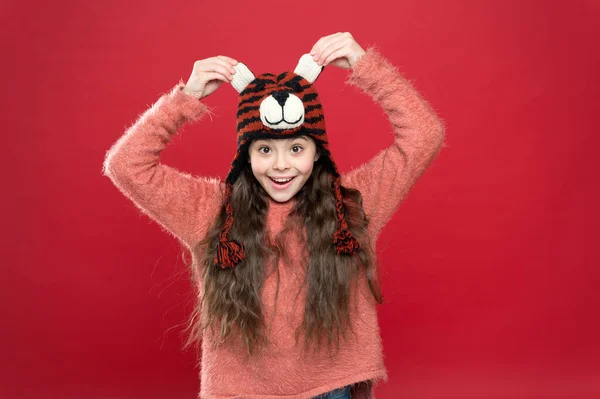 Vidám gyerek visel kényelmes meleg ruhát a hideg időjárás előrejelzés téli karácsonyi ünnep és nyaralás, szórakozás — Stock Fotó