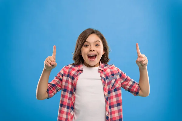 Chica linda cara sorprendida descubrió idea importante. El pelo largo de una niña tiene una idea brillante. Sonrisa de niño pequeño emocionado con nueva idea de pie sobre fondo azul. Este es el punto. Solución de ideas — Foto de Stock