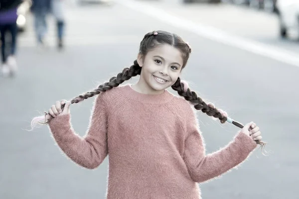 かわいい女の子の秋のファッション。幸せな子供時代。秋のナメクジ。長い髪の小さな子供。カジュアルに美しい。秋のセーターの幸せな女の子。季節を問わず美しい。美しい一日 — ストック写真