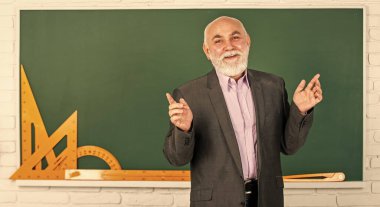 Her çözelti için işlem. Sakallı okutman geometriyi açıklıyor. Okula dönüyorum. Matematik aletleri. Sınıfta trigonometri dersi. Bilgileri buraya getir. Usta öğretmen matematik aletleri kullanır.