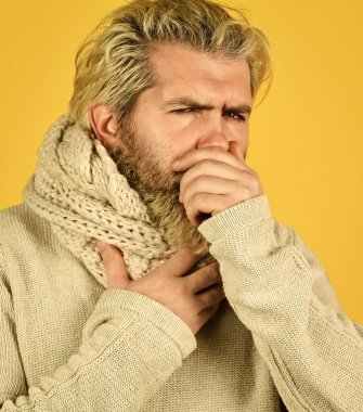 Hastalığın semptomlarından daha fazlası. Hippi ateşi. Soğuk algınlığı konsepti. Bağışıklık sistemini düzenle. Vücut ısısı. Bağışıklığın ateşi ve termal düzenlemesi. Sakallı adam hasta. Boyun çevresindeki sıcak eşarp