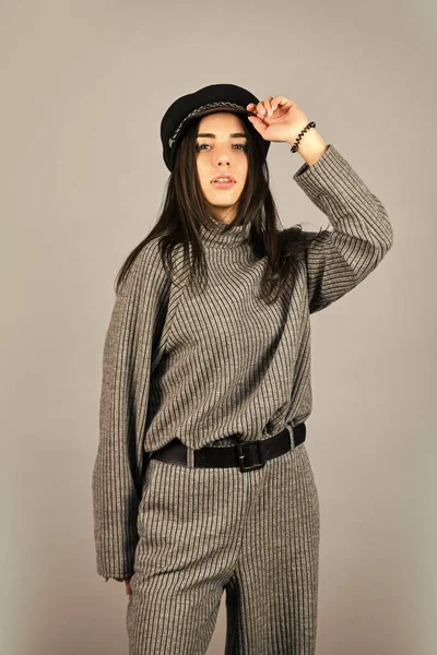 Les femmes portent une blouse et un pantalon gris. Achetez votre style. Conçu pour votre confort. Des vêtements chauds et confortables. Style décontracté pour tous les jours. Tricots à la mode. Concept de tricot. Se sentir à l'aise — Photo