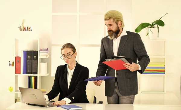 Todo se ve genial. una lluvia de ideas entre hombres y mujeres en la oficina. colaboración y concepto de team building. hombre de negocios y asistente buscar documentación. jefe y empleado. asociación exitosa — Foto de Stock