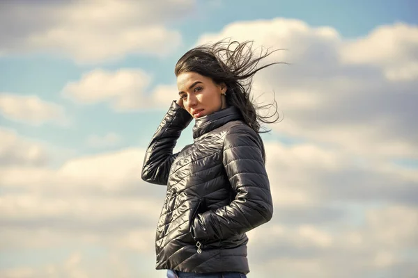 Дівчина весняний піджак синього неба фону. Модель жіночої моди на відкритому повітрі. Краса і модний вигляд. Відчуйте вільний день. Жінка насолоджується холодною погодою. Свіжість ранку. Досліджуйте свій справжній стиль — стокове фото