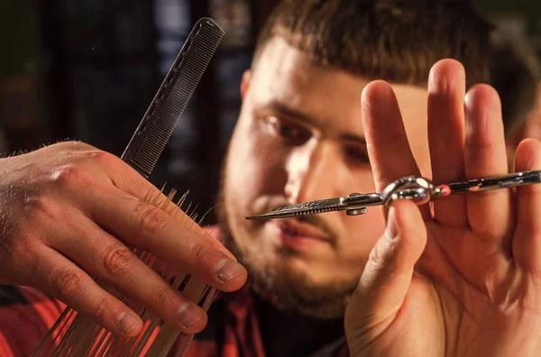 Professioneel kapperswerk. Lifestyle. master kapper doet de kapsel en styling met droger. Concept kapperszaak. Een jonge hippe man met een baard die zijn haar knipt in een kapperszaak. Hipster mode — Stockfoto