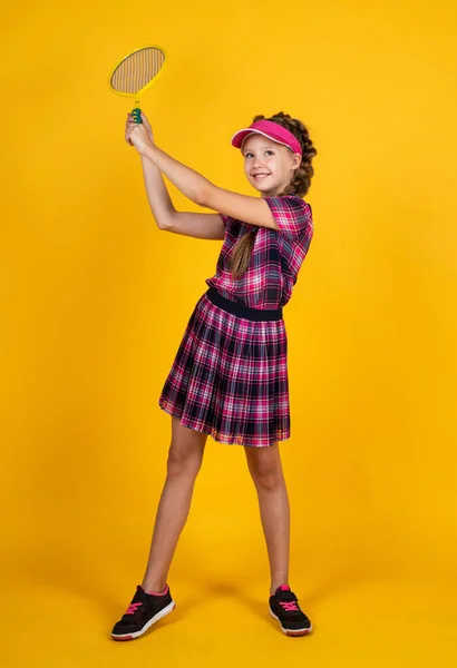 Bambino adolescente in berretto fitness che tiene tennis o racchetta da badminton, gioco sportivo — Foto Stock