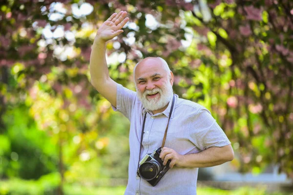 Emoções através de fotos. Passatempo e lazer. Fotógrafo experiente no jardim da primavera. O homem mais velho atira na natureza. Cameraman ao ar livre. Fotógrafo atirando na natureza. Criar memórias para toda a vida — Fotografia de Stock